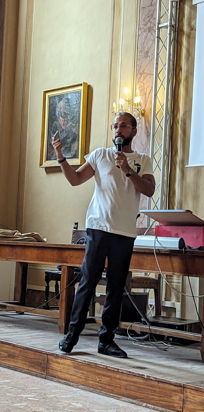Abhisek Kishor mentre parla di intelligenza artificiale in una scuola pubblica nel 2023