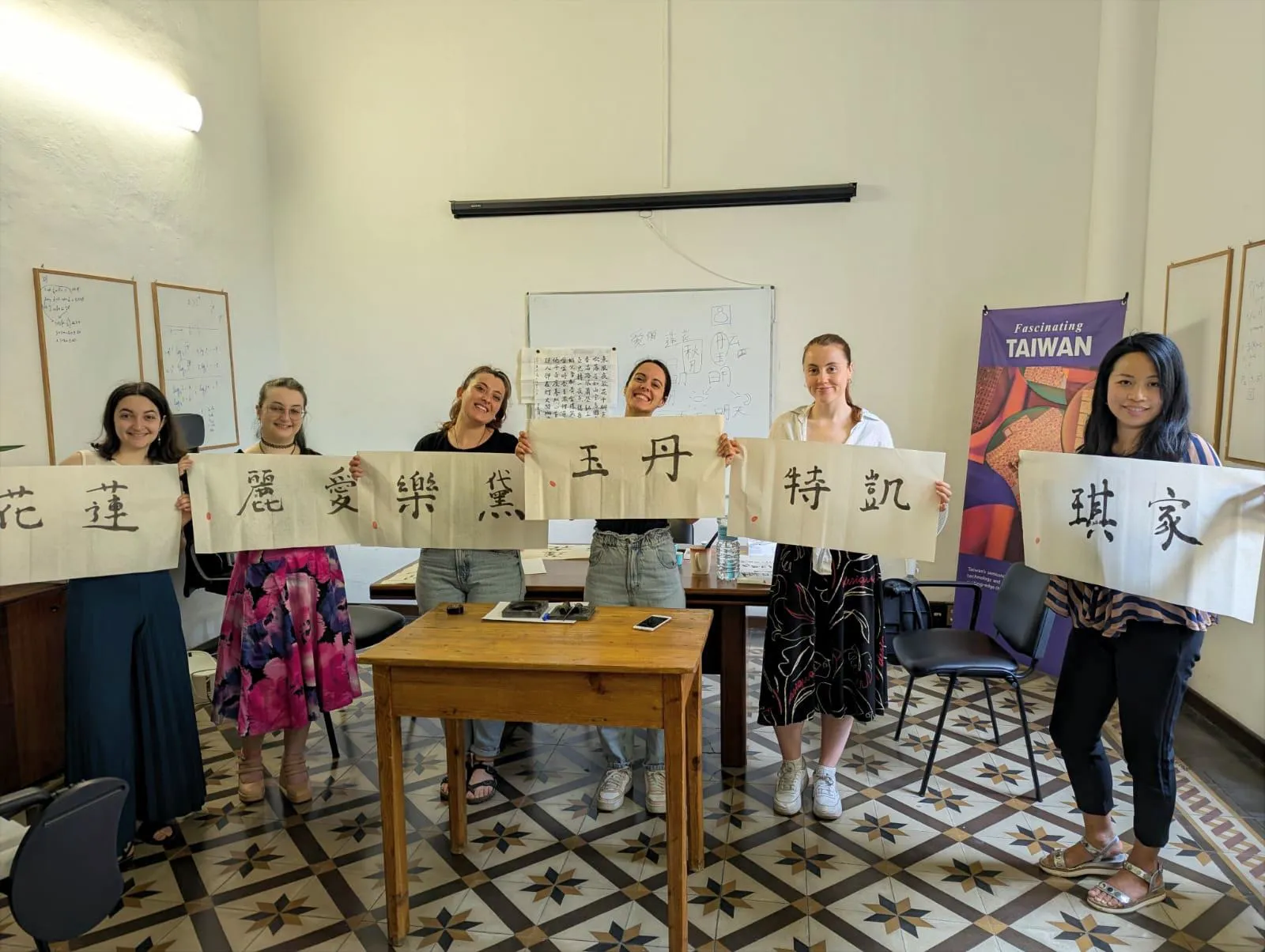 Studentesse di LEAD a un evento di calligrafia del centro TCML, con i caratteri cinesi tradizionali dipinti a mano.