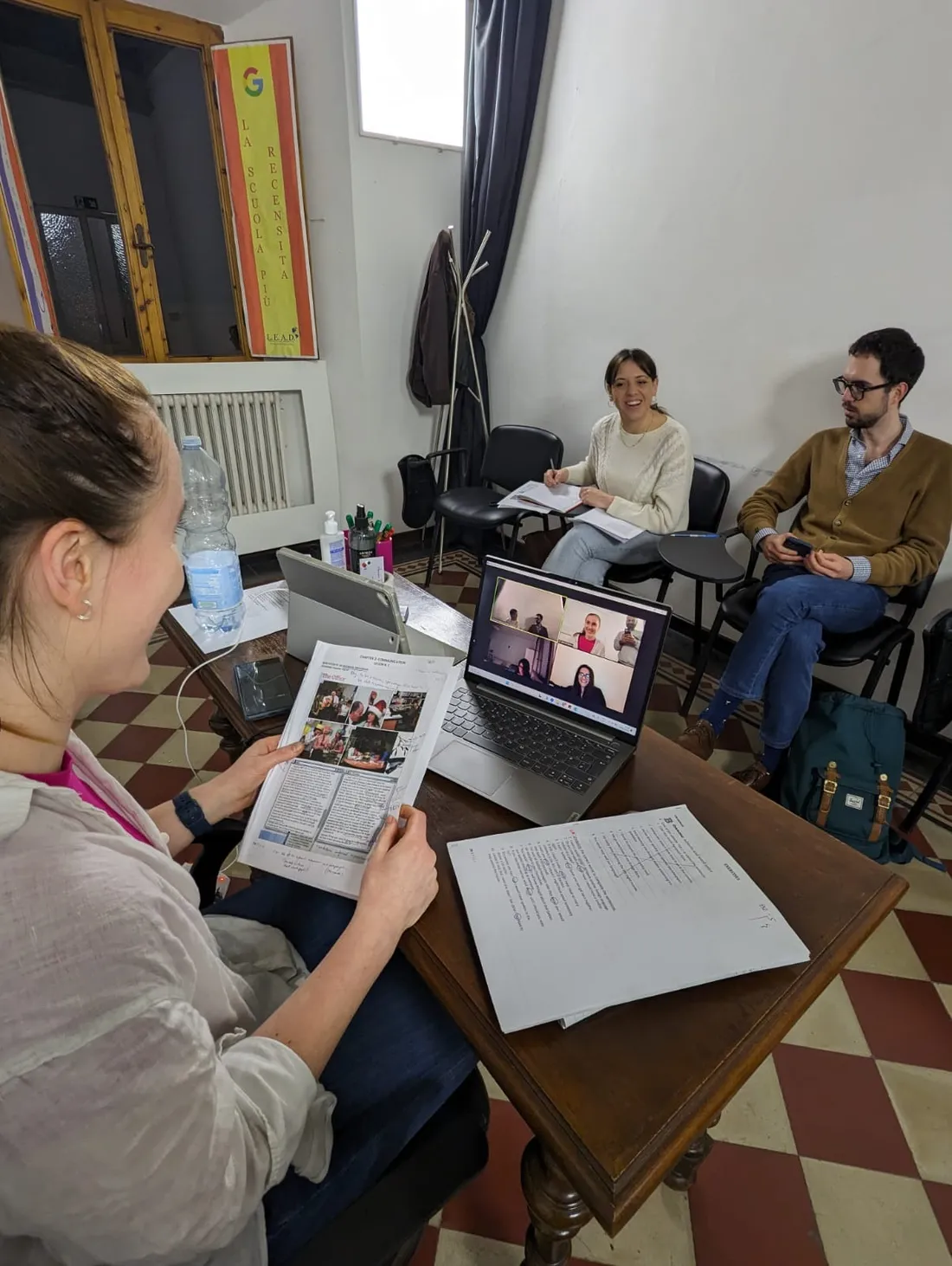 Lezione di inglese a LEAD Siena: studenti adulti e collegamento online durante la lezione.