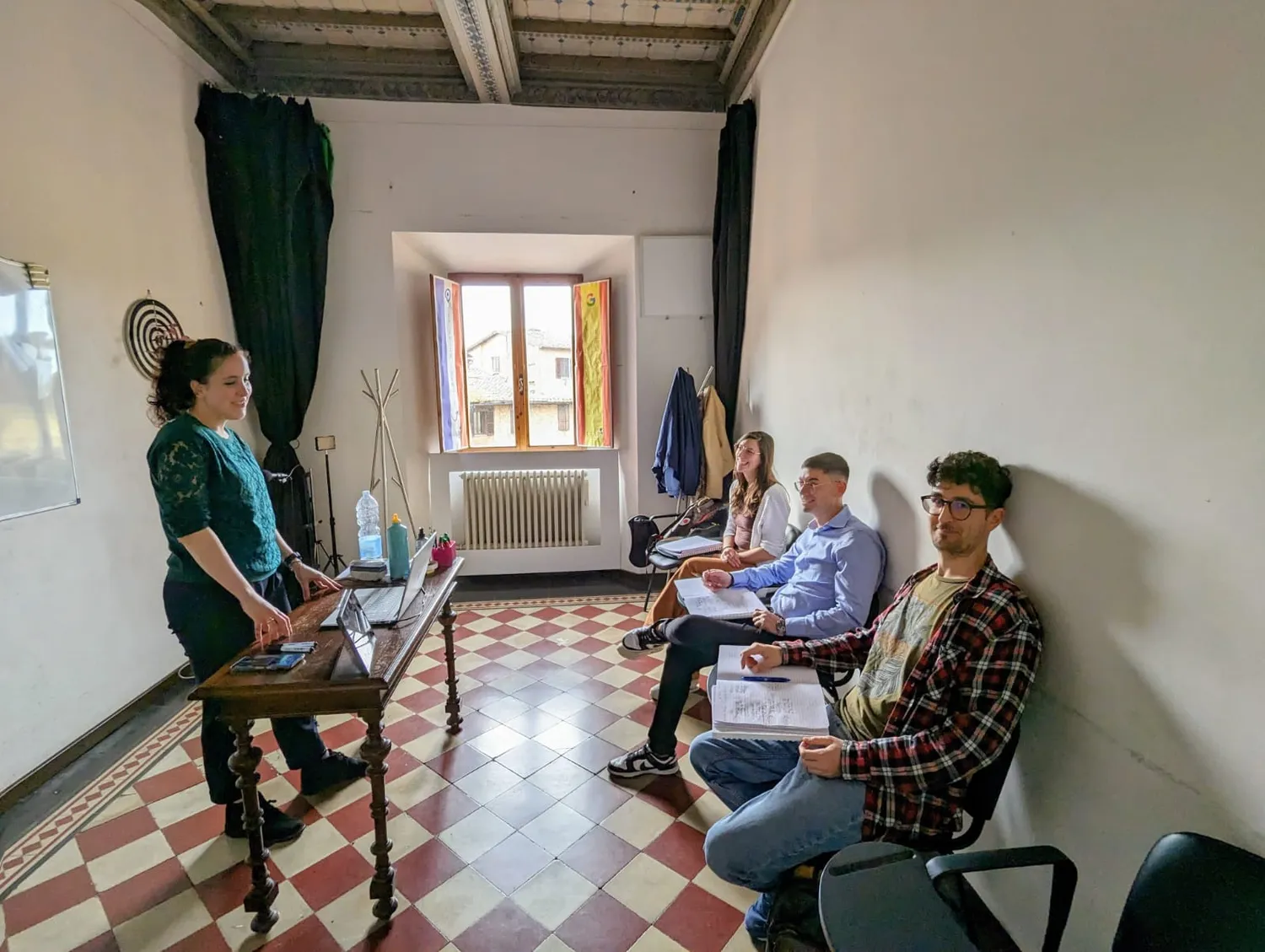 Lezione di tedesco a LEAD Siena: la docente e gli studenti in aula.